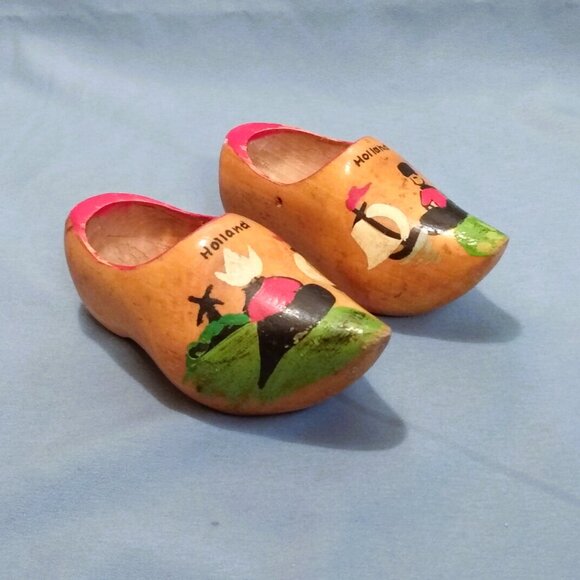 Vintage Mini Souvenir Wooden Clogs-Hand Painted-Hand Carved-Dutch Couple-4.5" - Picture 2 of 9